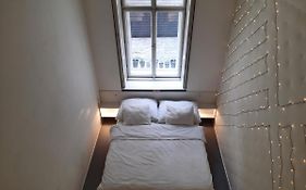 Downtown Prague Minimalistic Room In Flatshare